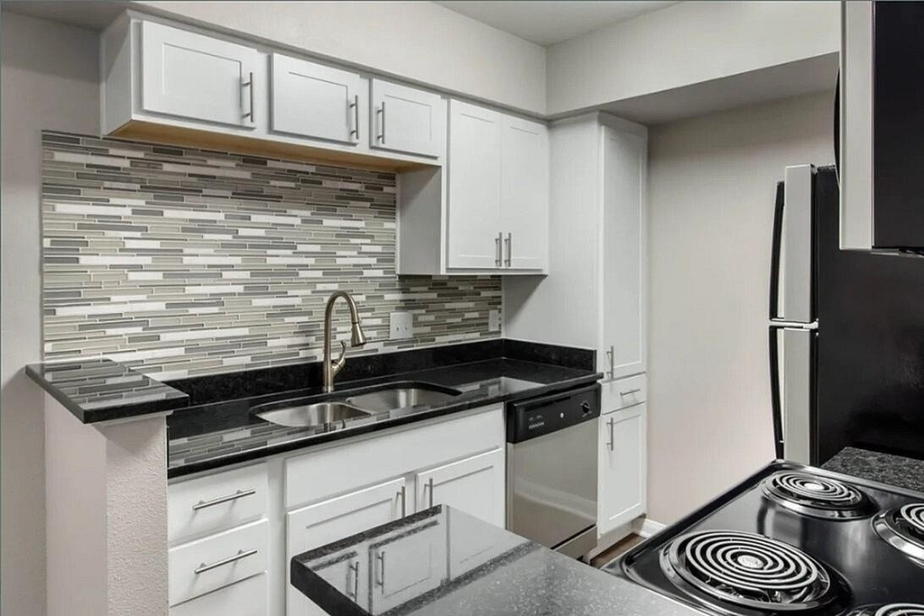 10700 Fuqua Street - Photo 2