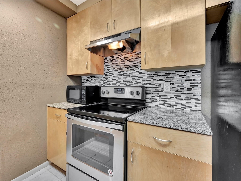 1601 S Shepherd Drive - Photo 13