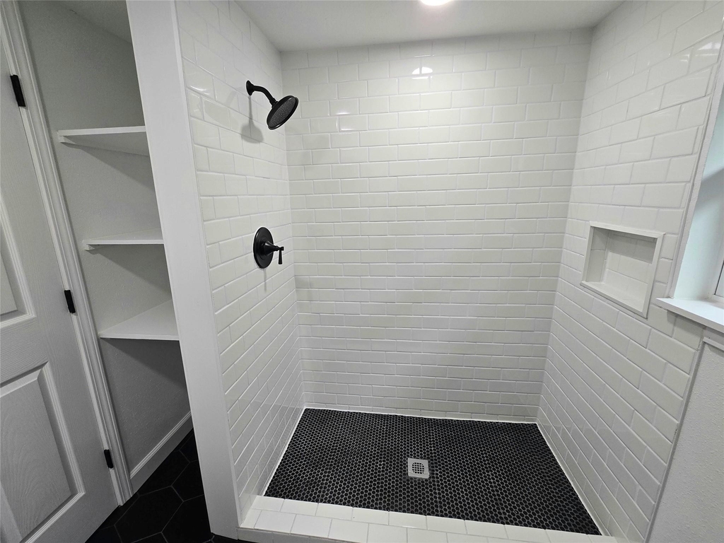 105 E 32nd Street - Photo 6