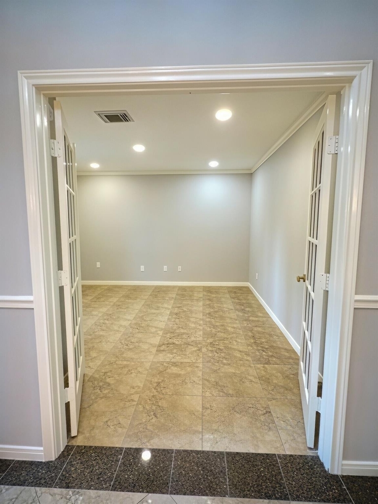 305 Oak Creek Court - Photo 5
