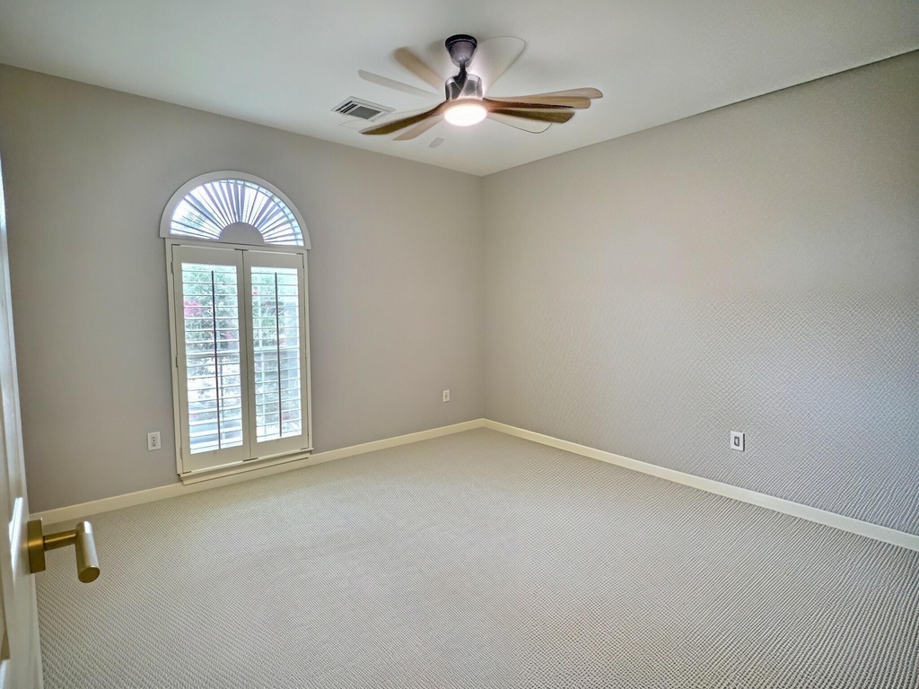 305 Oak Creek Court - Photo 17