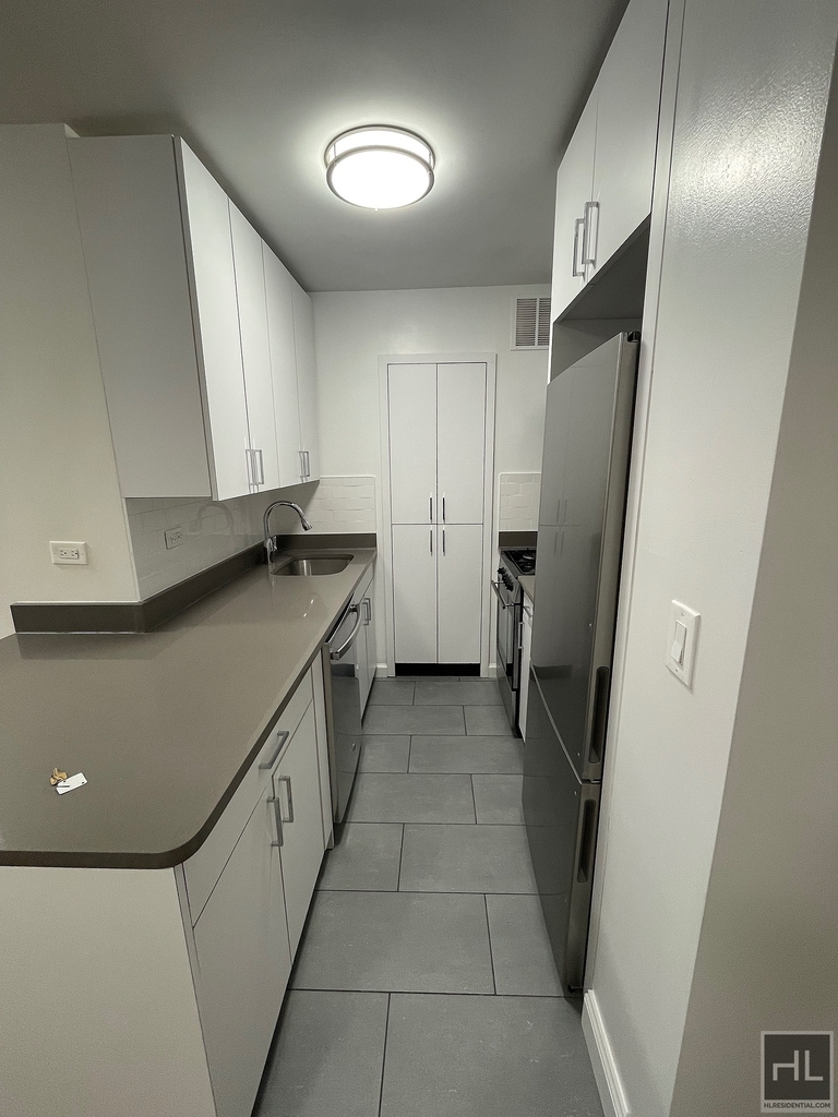 East 56 Street - Photo 1