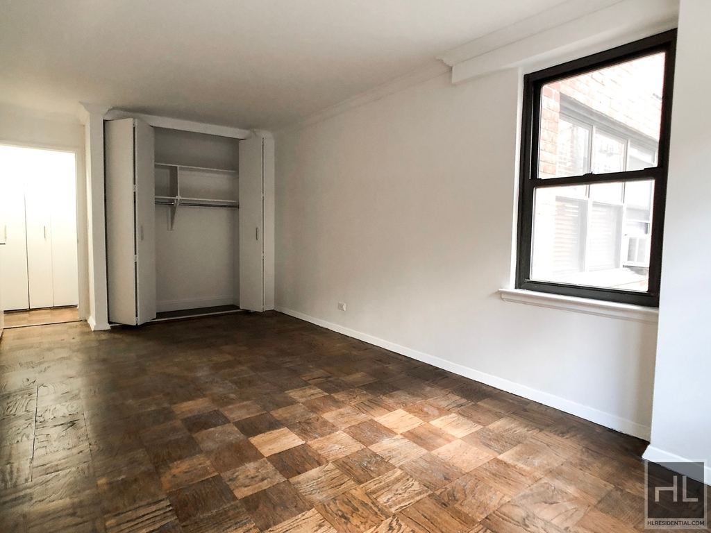 E 82 St - Photo 0