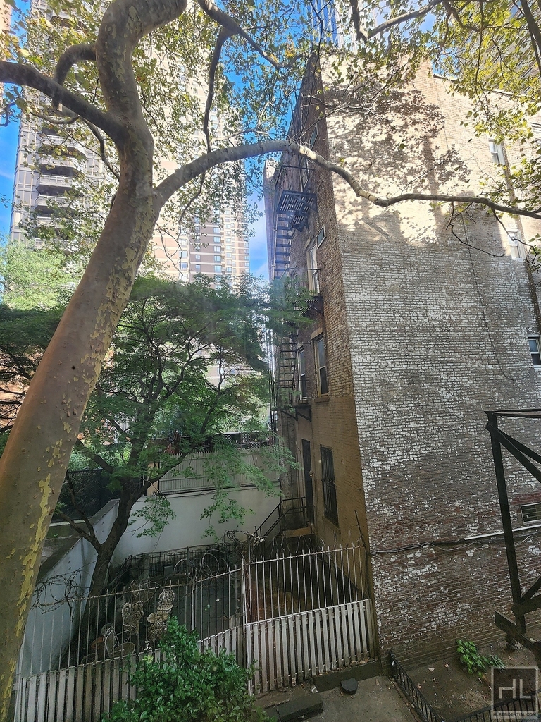 E 58th St - Photo 4