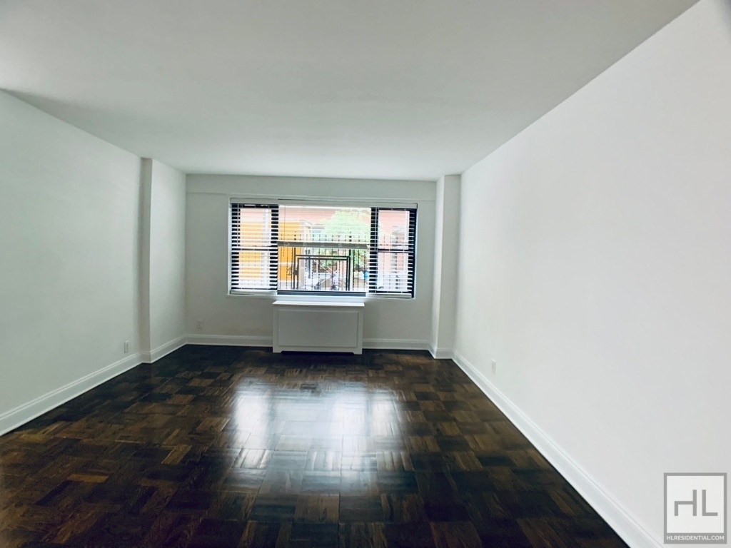 East 56 Street - Photo 1