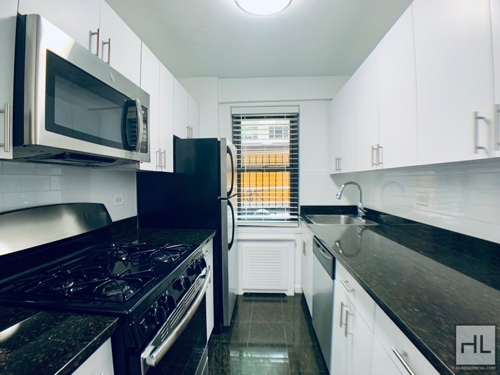 East 56 Street - Photo 3