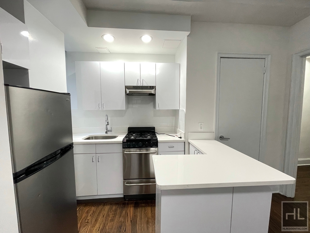 East 46 Street - Photo 1