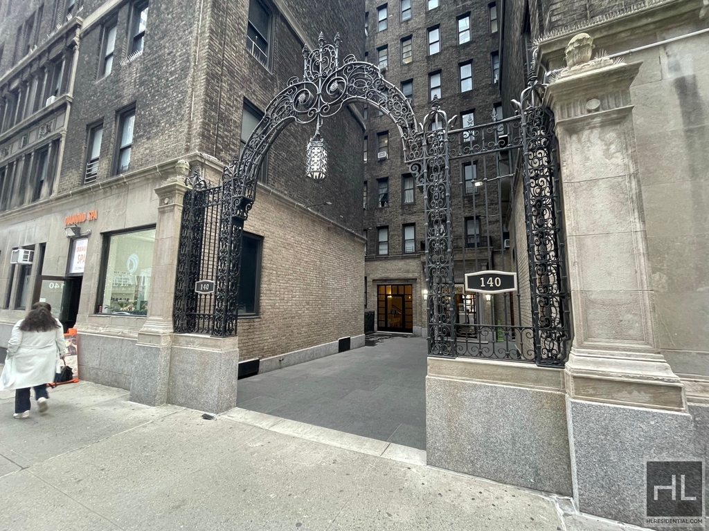East 46 Street - Photo 0