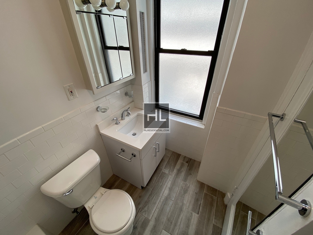 East 46 Street - Photo 4