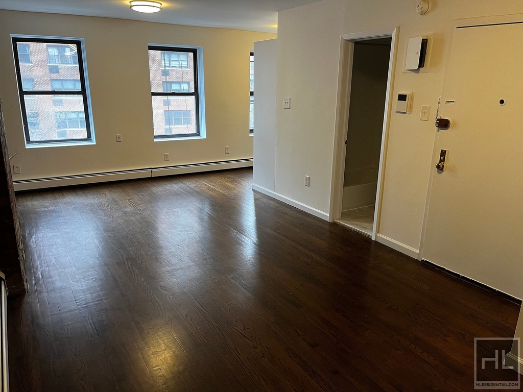 Third Avenue - Photo 1