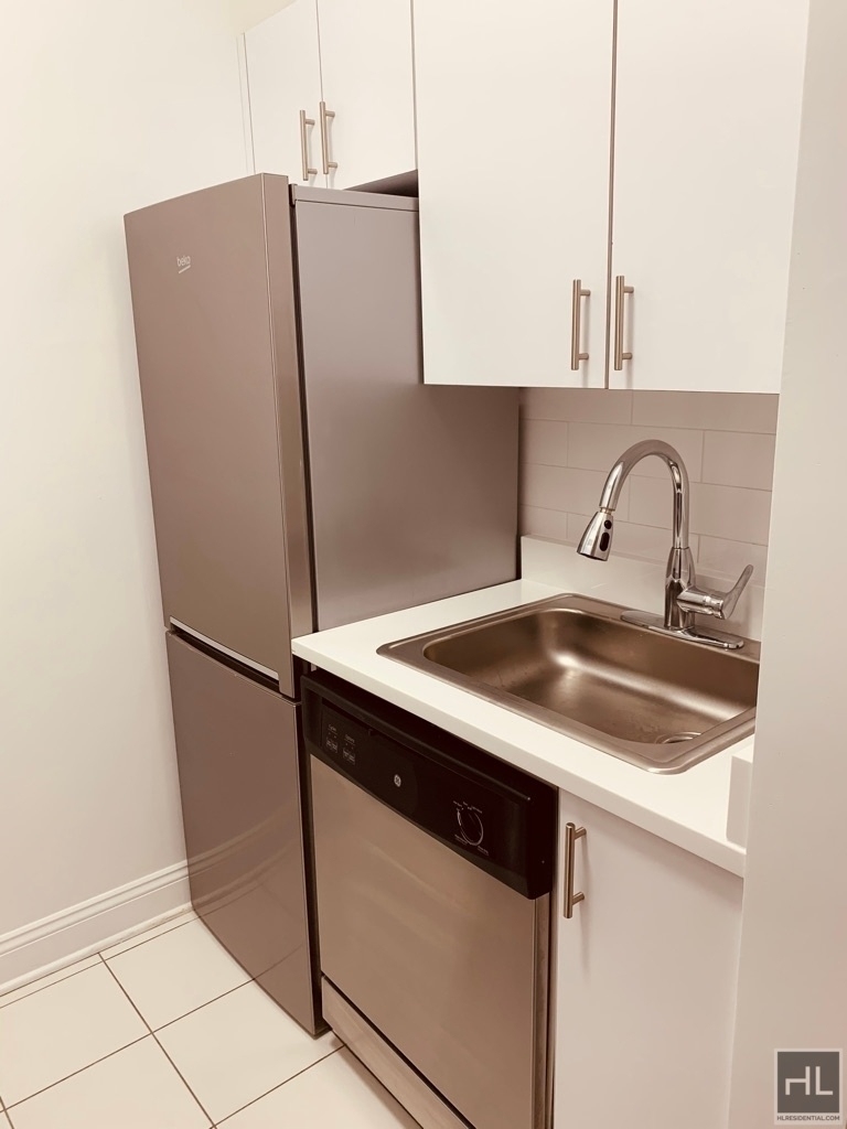 West 22 Street - Photo 4