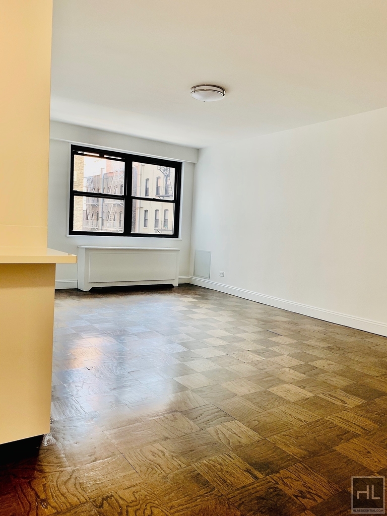 E 16 St - Photo 0