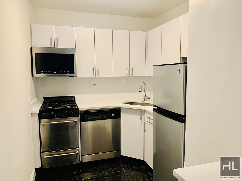 E 16 St - Photo 1