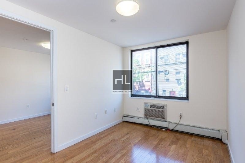 Metropolitan Ave - Photo 3
