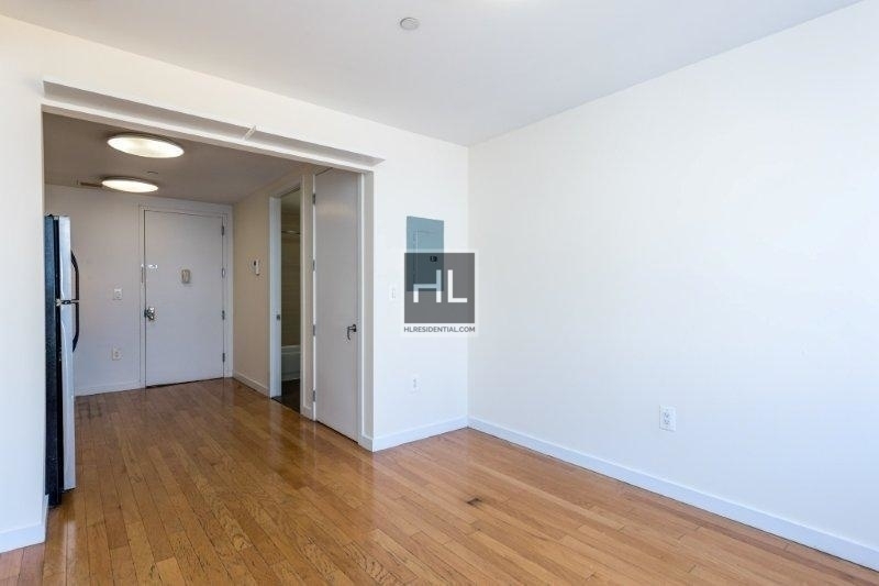 Metropolitan Ave - Photo 2