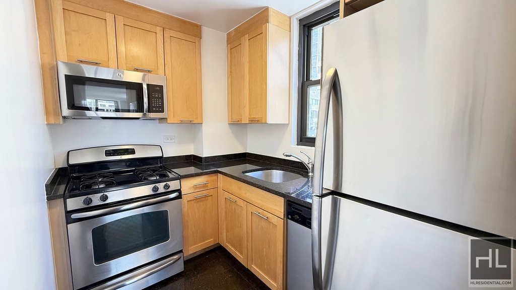 East 49 Street - Photo 3