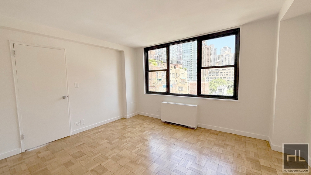 East 49 Street - Photo 1