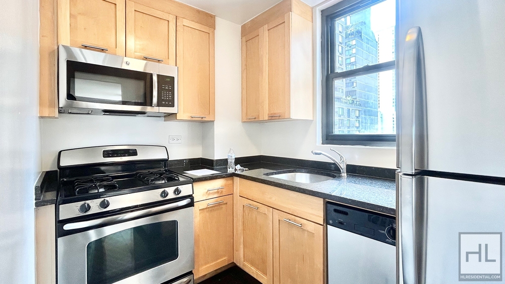 East 49 Street - Photo 1