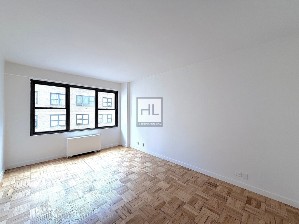 East 49th Street - Photo 1
