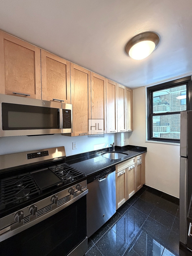 East 49th Street - Photo 1
