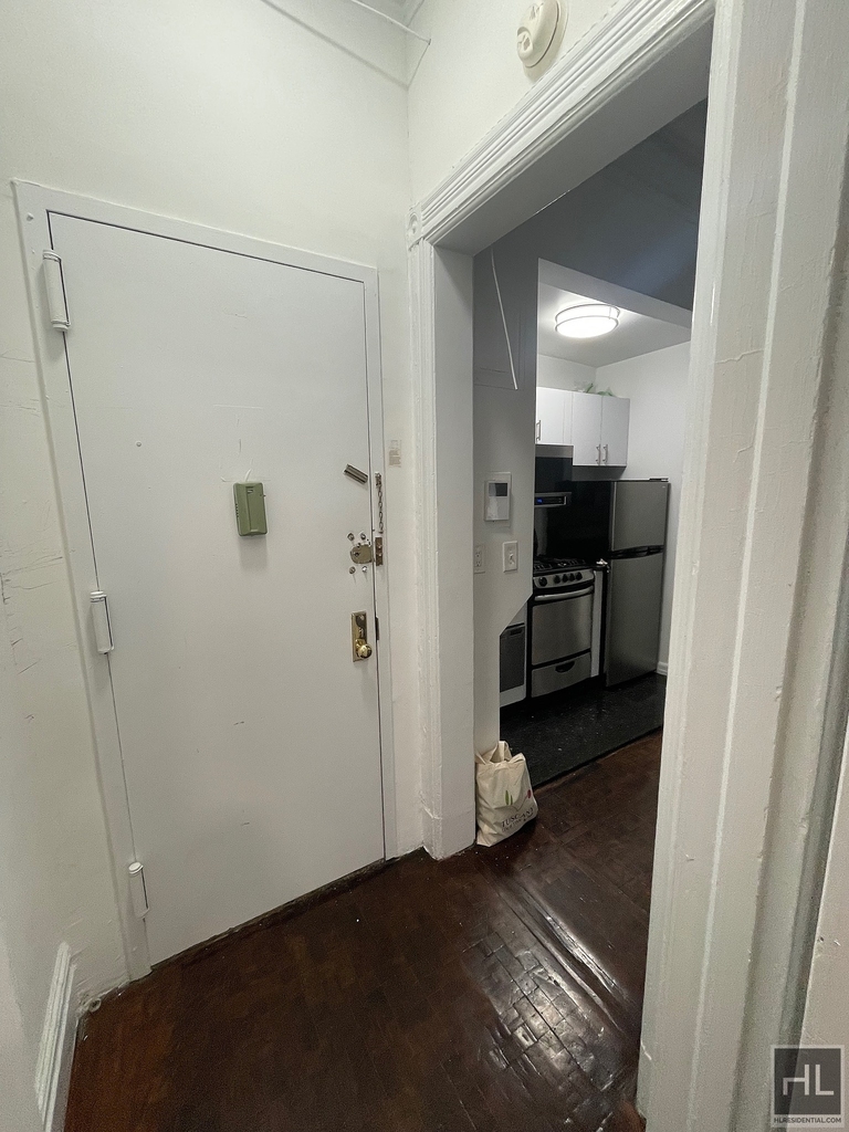 East 80th Street - Photo 8