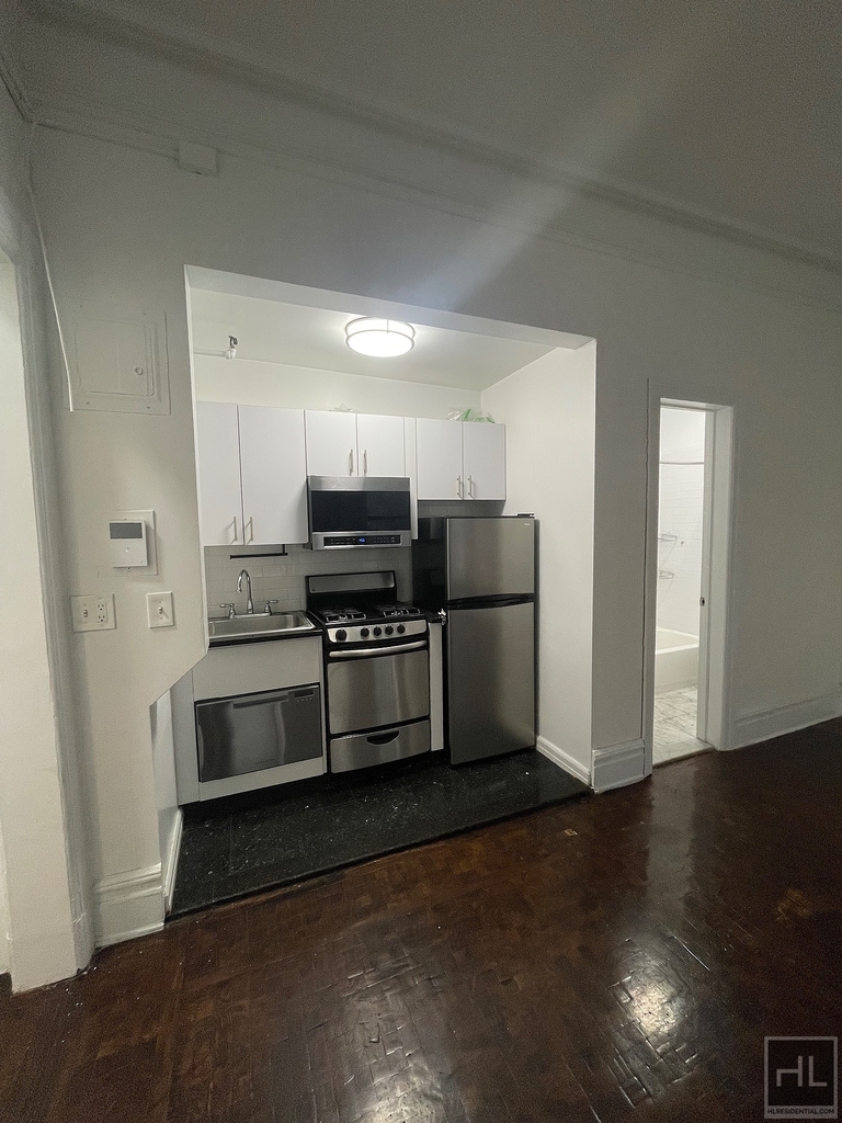 East 80th Street - Photo 7