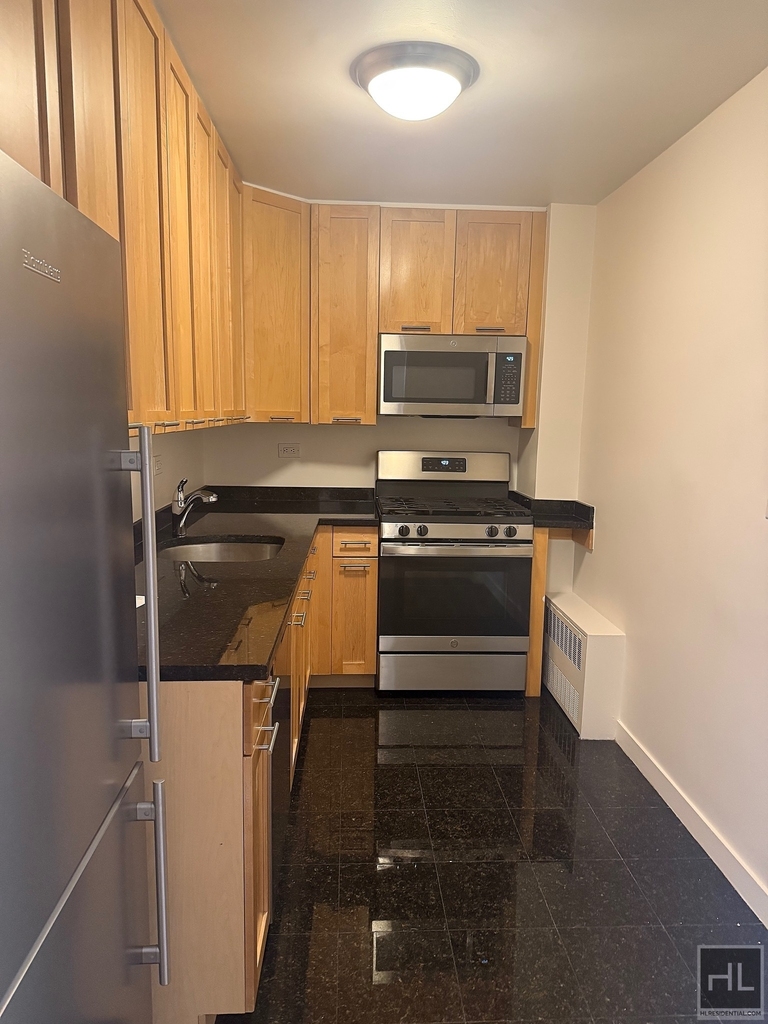 East 49 Street - Photo 1
