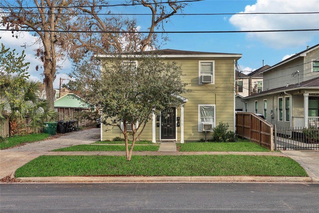 1036 Louise Street - Photo 0
