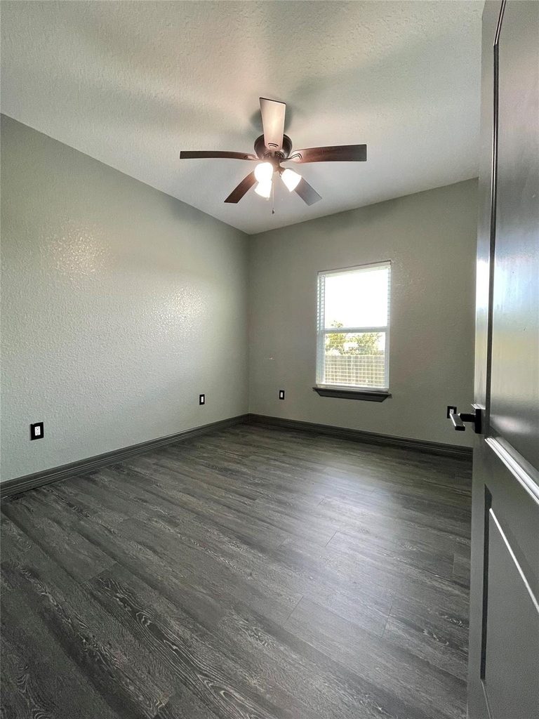 517 S Avenue G - Photo 19