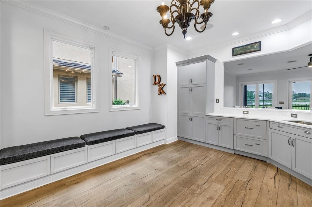 651 Saxony Boulevard - Photo 8