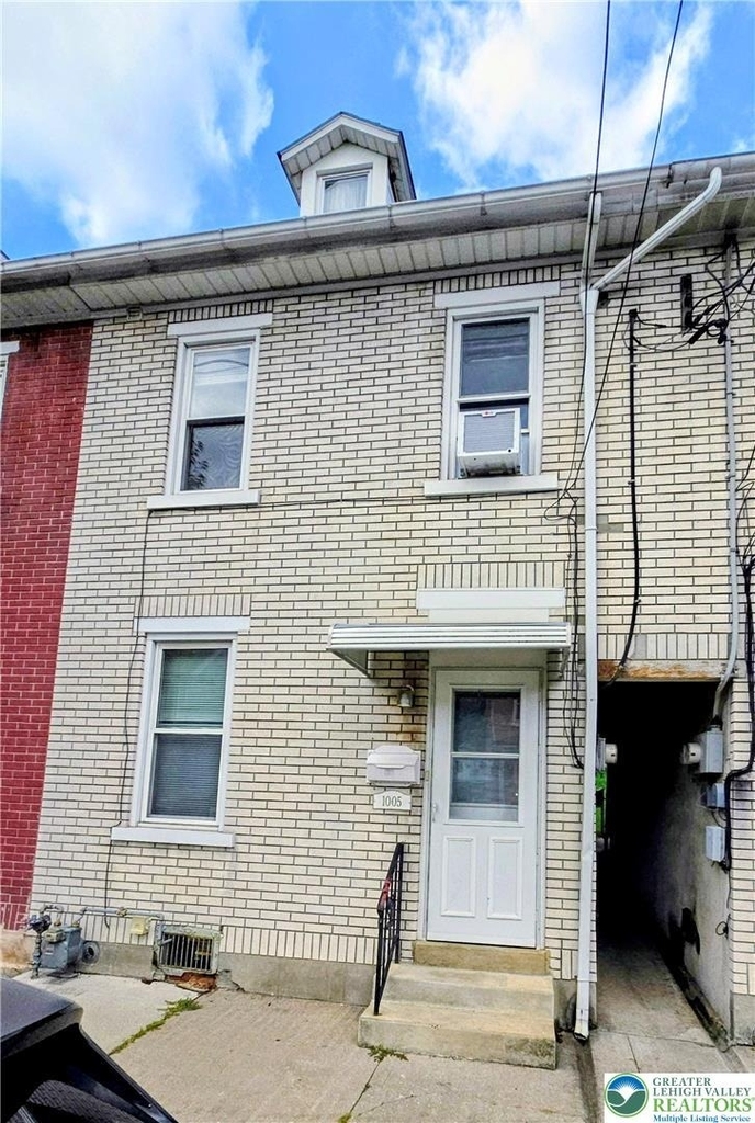 1005 Seneca Street - Photo 0
