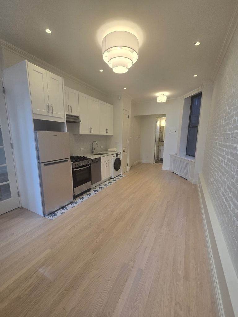 245 East 62nd Street - Photo 5