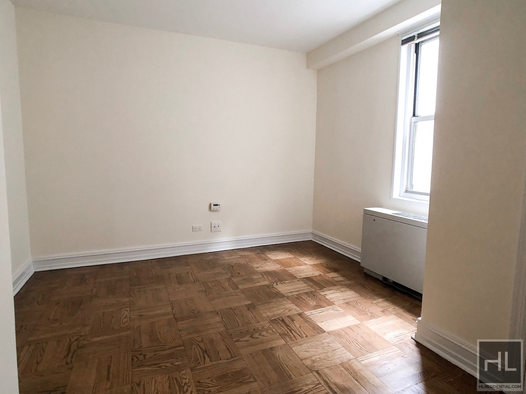 Eighth Avenue - Photo 1