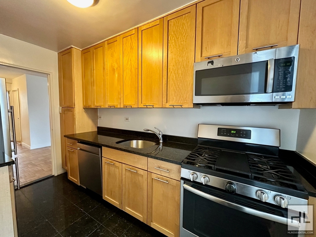 East 79th Street - Photo 8