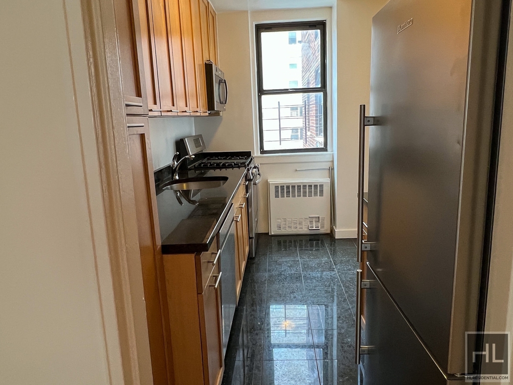East 79th Street - Photo 9