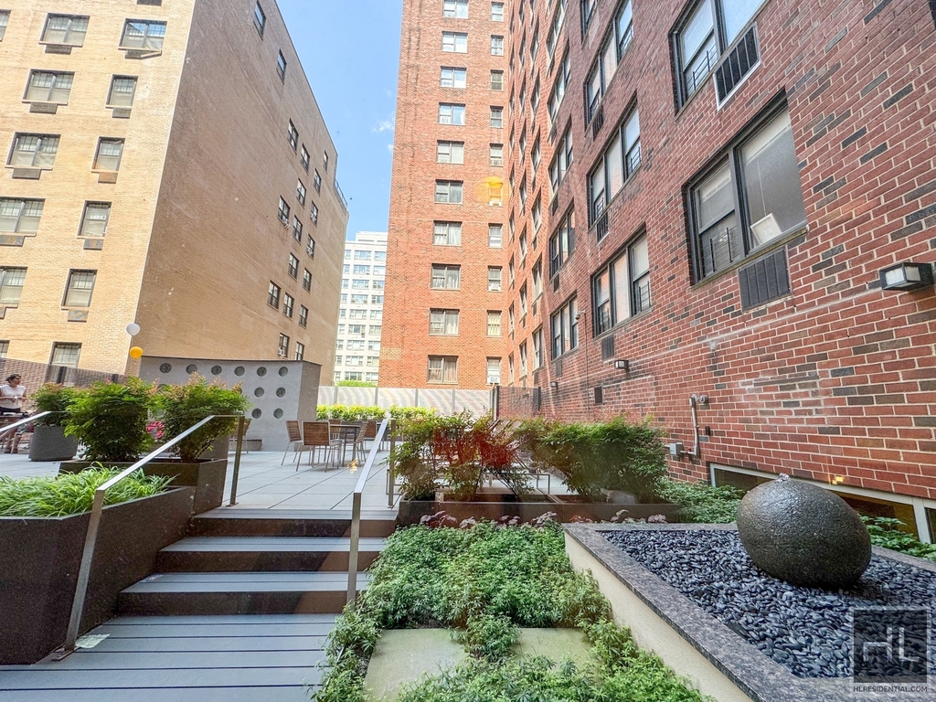 East 79th Street - Photo 15