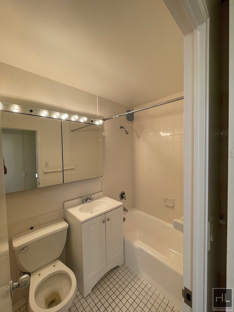 East 49 Street - Photo 10