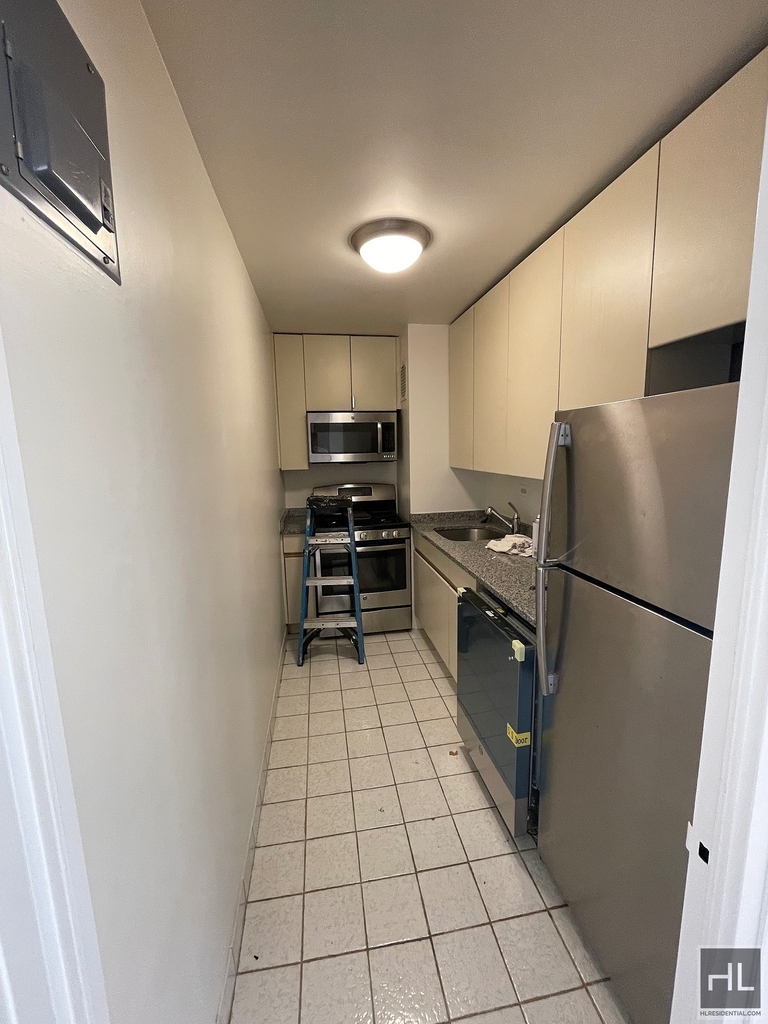 East 49 Street - Photo 6