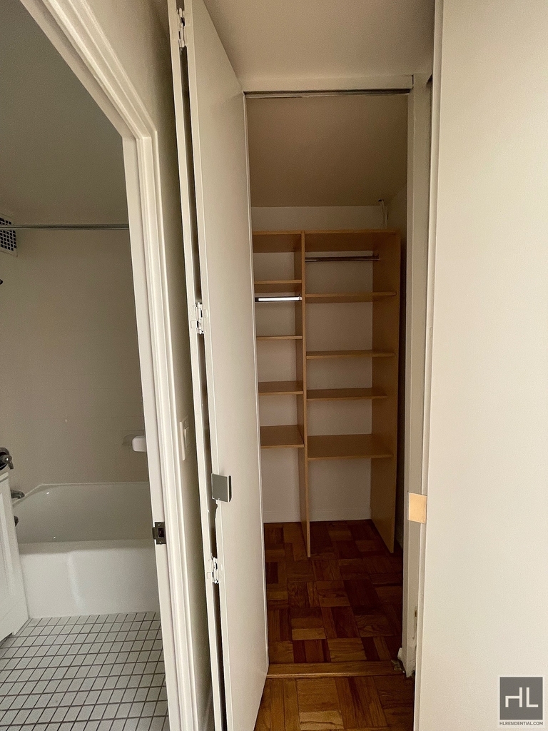 East 49 Street - Photo 9