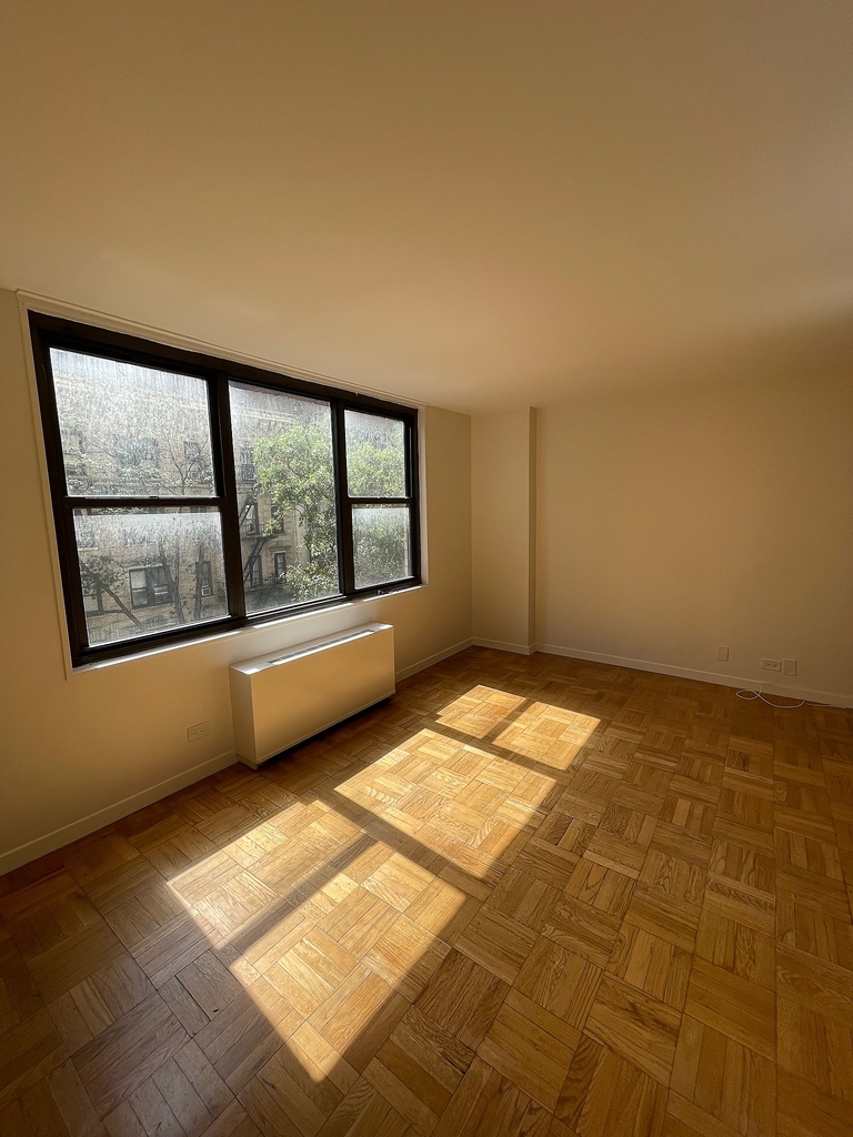 East 49 Street - Photo 0