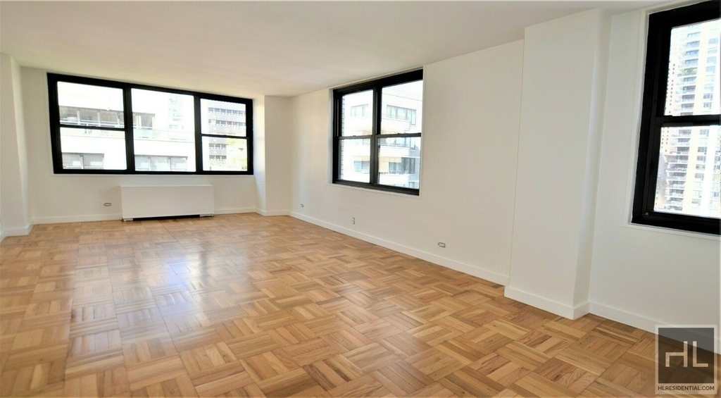 East 49 Street - Photo 1