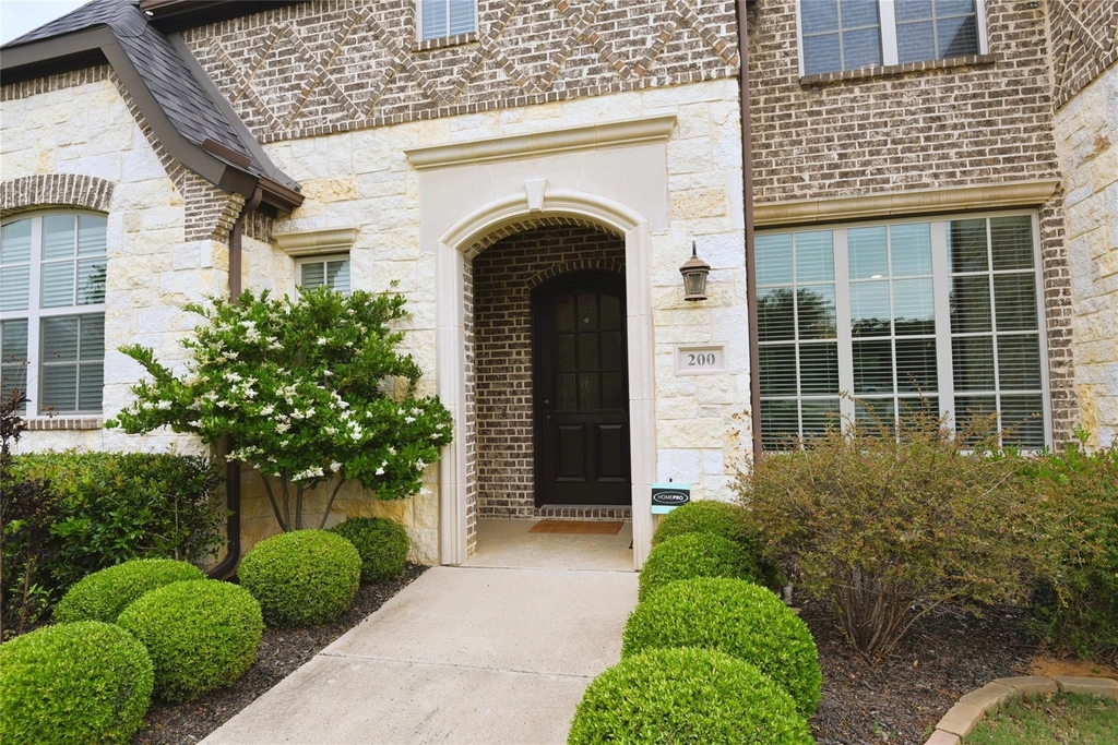 200 Montrose Lane - Photo 3