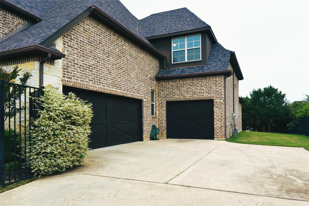 200 Montrose Lane - Photo 2