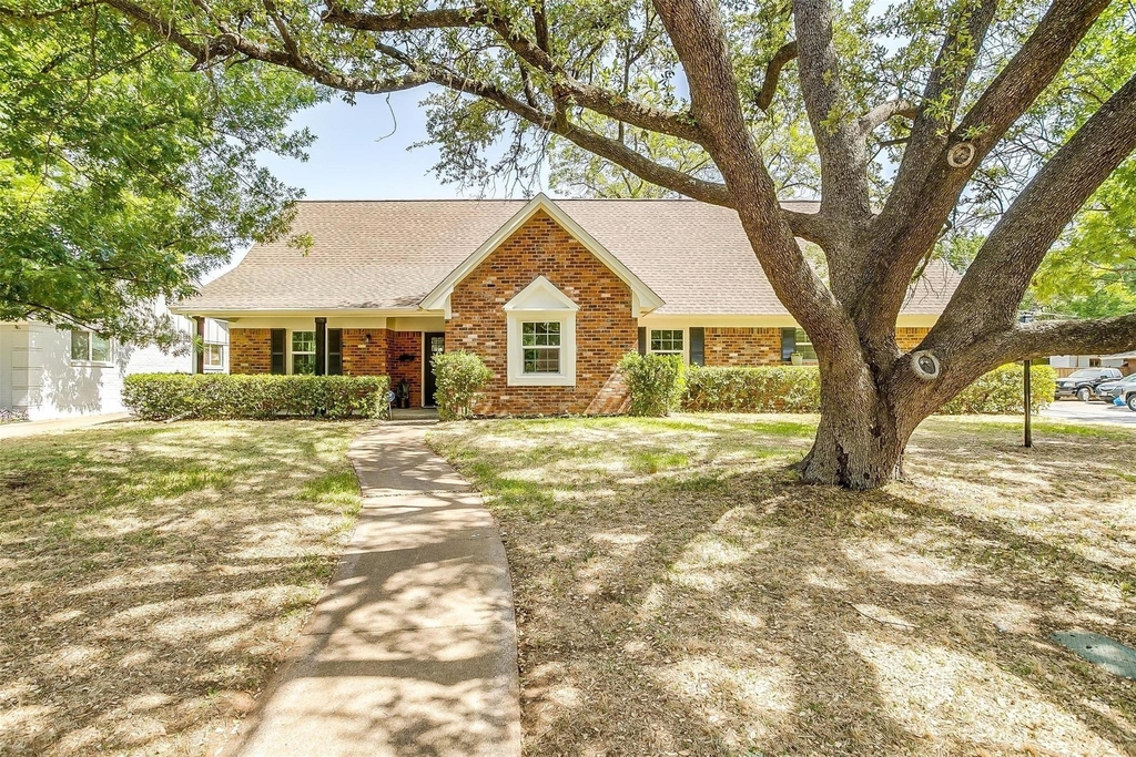 1701 Larkspur Drive - Photo 0