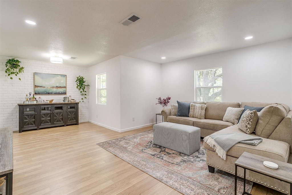 1701 Larkspur Drive - Photo 3