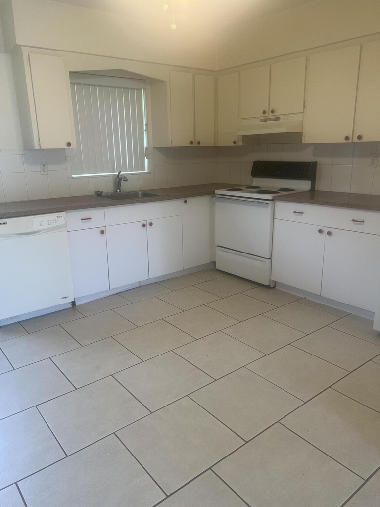 220 Ne 1st Street - Photo 5