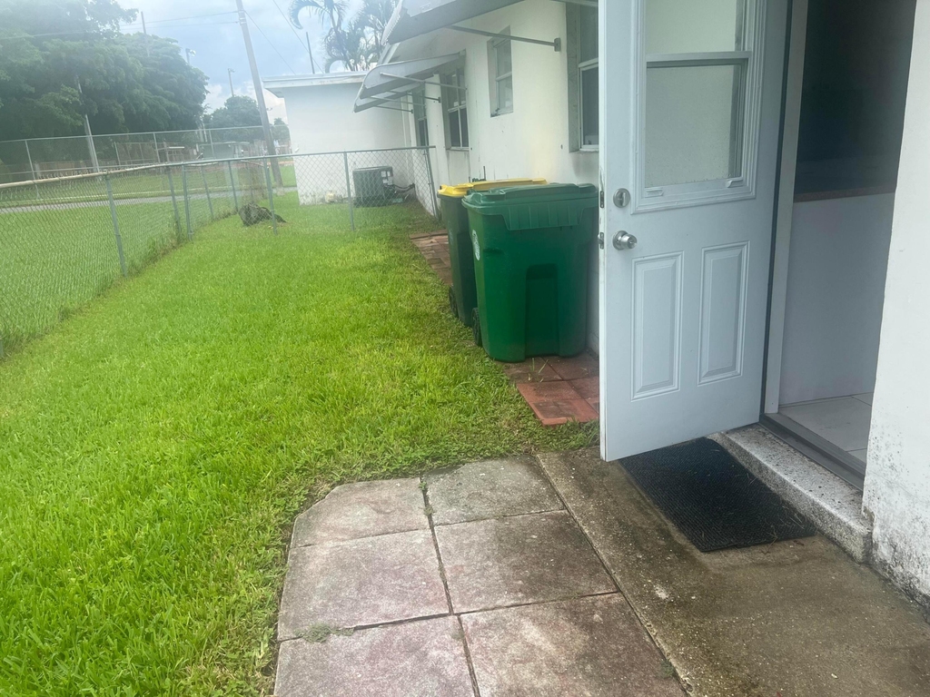 220 Ne 1st Street - Photo 2