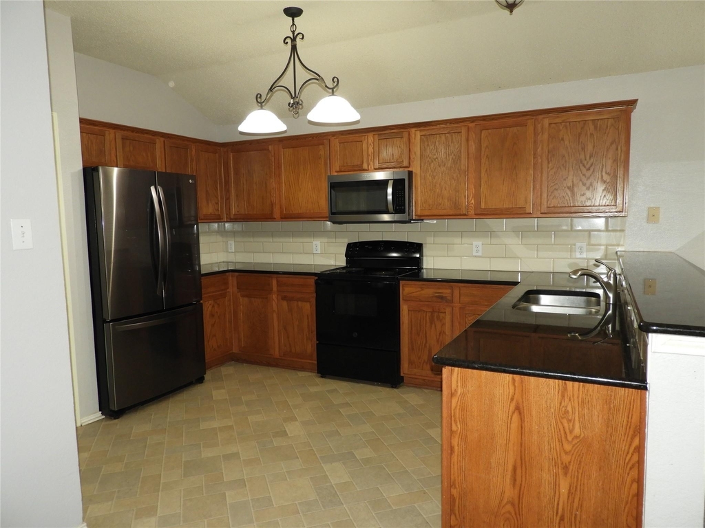 1009 Margaret Drive - Photo 2