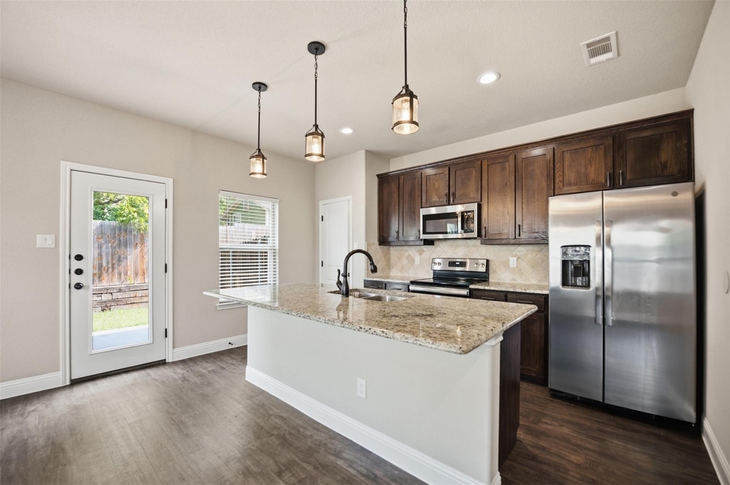 809 Jameson Street - Photo 3