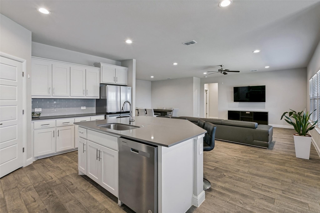 1608 Central Park Drive - Photo 3